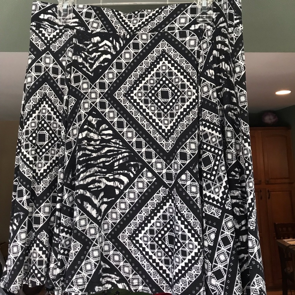 Black and white soft stretchy skirt